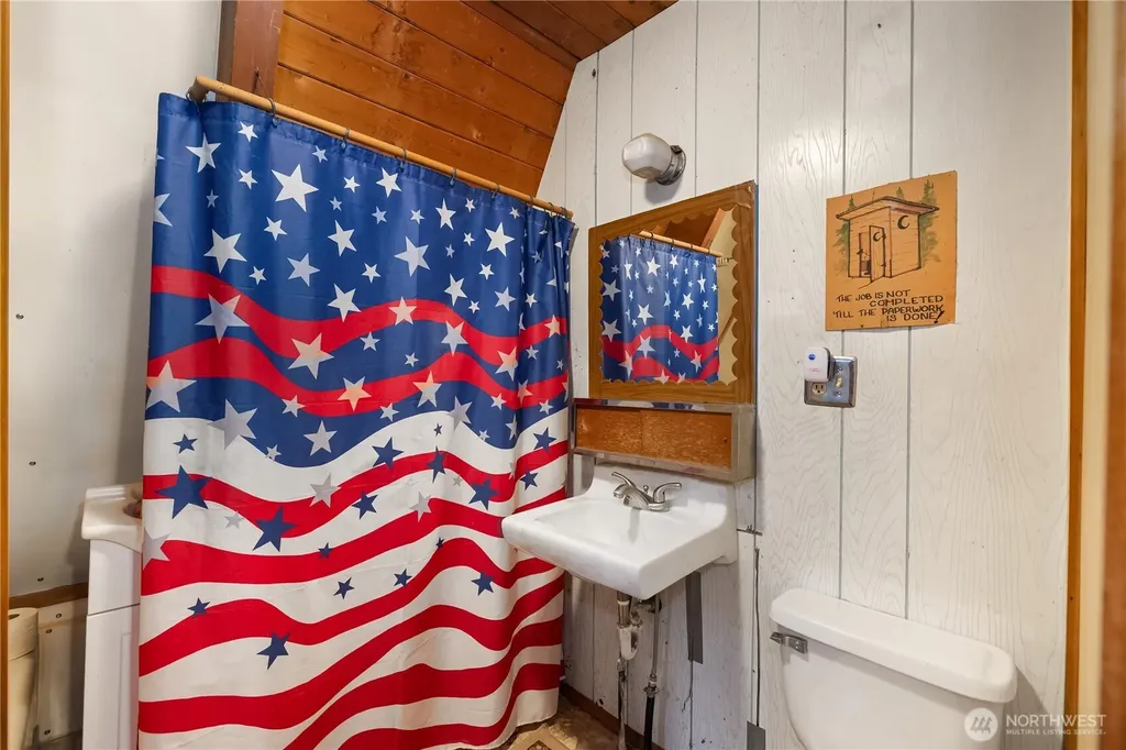 580 E Emerald Lake Drive E Grapeview WA 98546