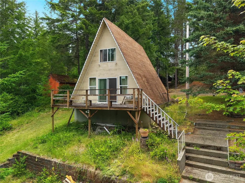 580 E Emerald Lake Drive E Grapeview WA 98546