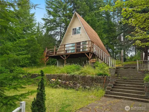 580 E Emerald Lake Drive E Grapeview WA 98546