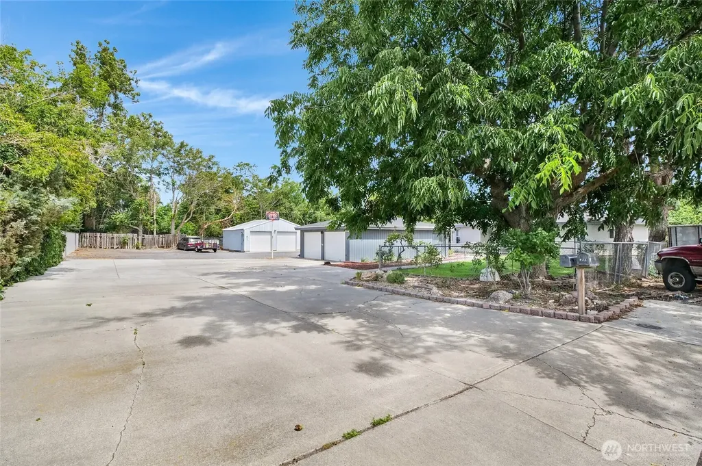 813 S Sycamore Moses Lake WA 98837