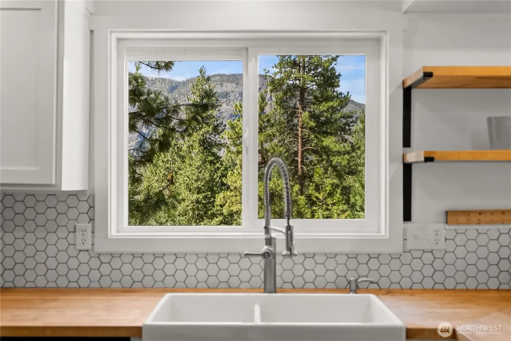 32 Crabapple Road Winthrop WA 98862