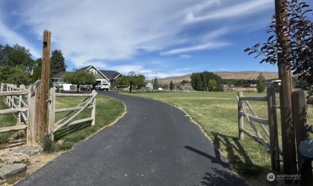 901 Hollow Creek Lane Yakima WA 98908