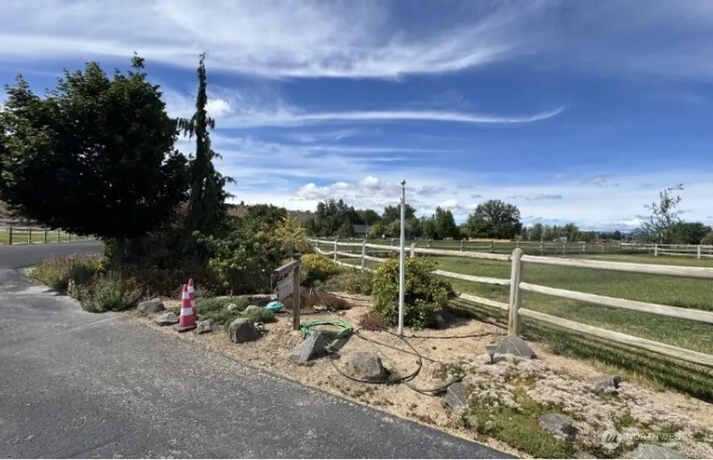 901 Hollow Creek Lane Yakima WA 98908