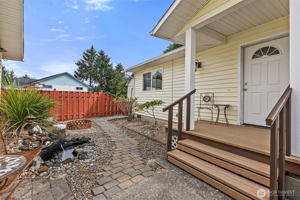 526 Sunset Avenue NE Ocean Shores WA 98569