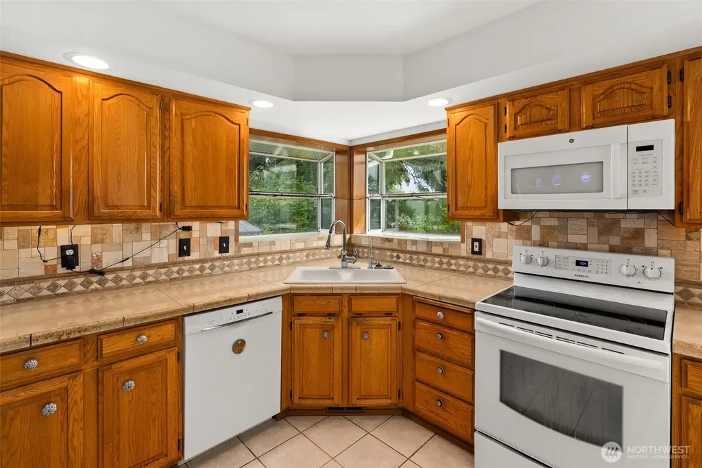 526 Sunset Avenue NE Ocean Shores WA 98569