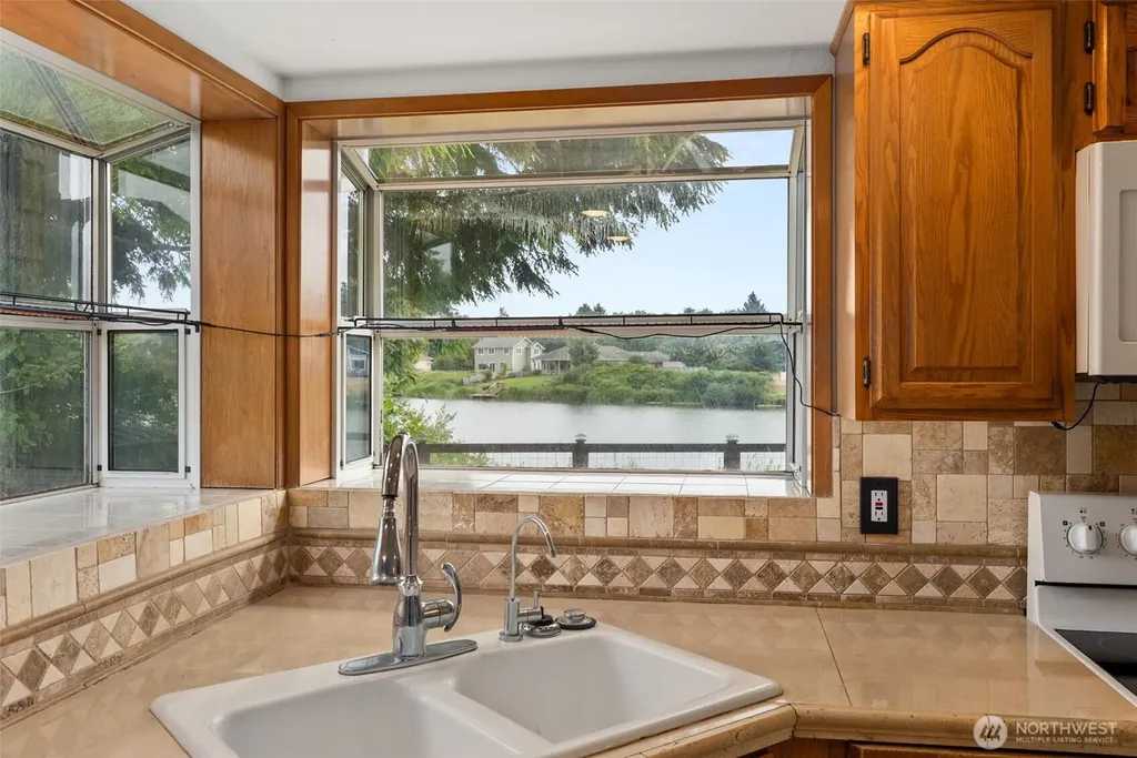 526 Sunset Avenue NE Ocean Shores WA 98569