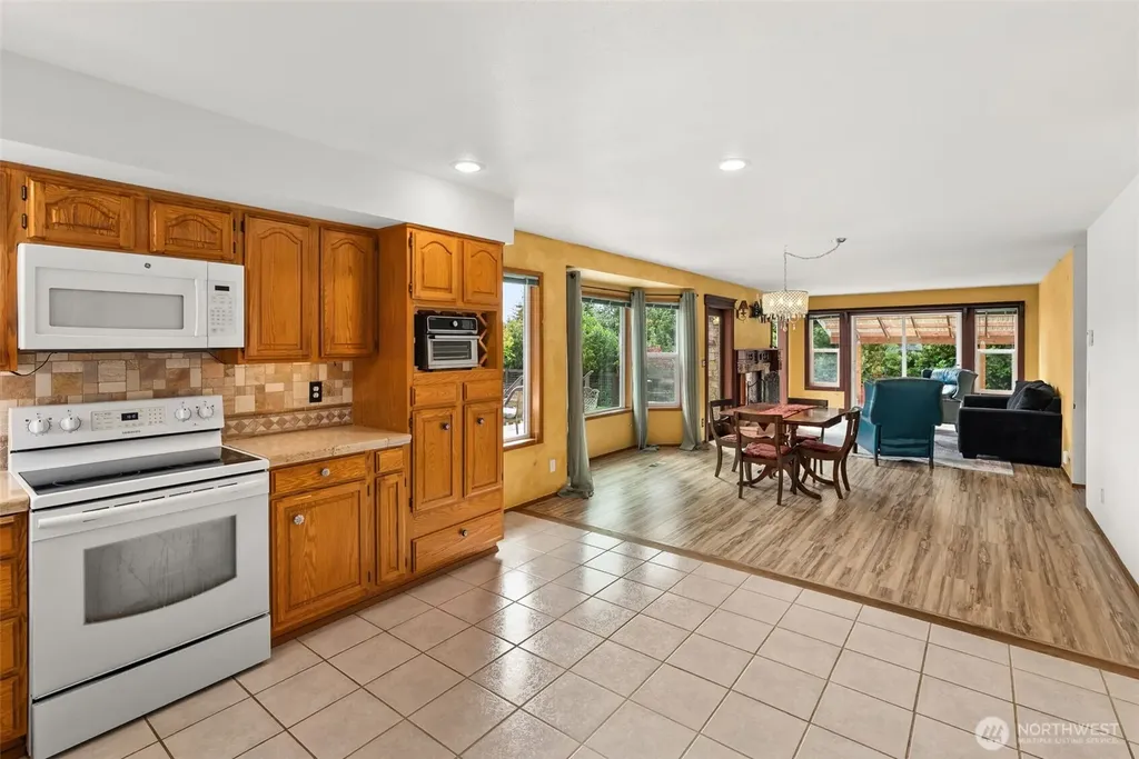 526 Sunset Avenue NE Ocean Shores WA 98569