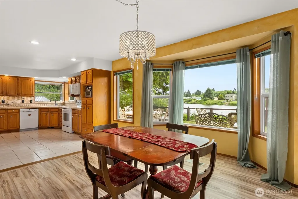 526 Sunset Avenue NE Ocean Shores WA 98569