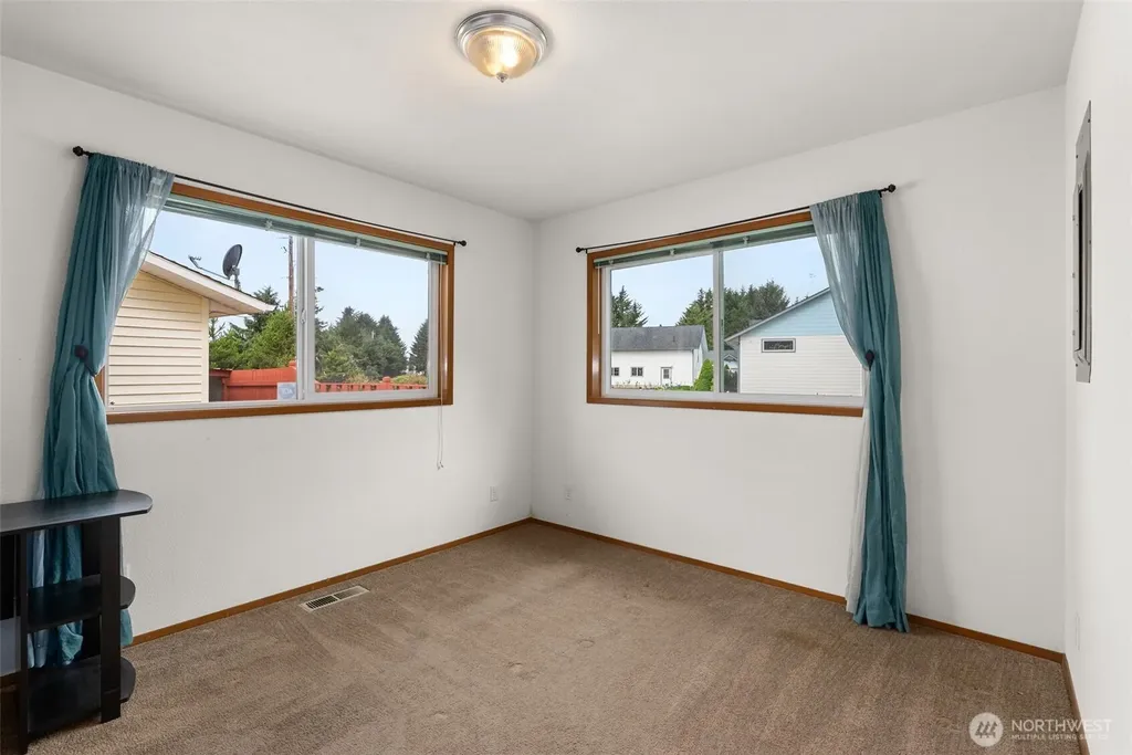 526 Sunset Avenue NE Ocean Shores WA 98569