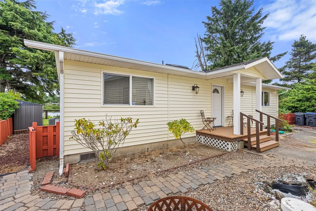 526 Sunset Avenue NE Ocean Shores WA 98569