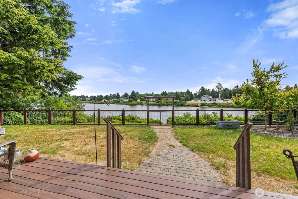 526 Sunset Avenue NE Ocean Shores WA 98569