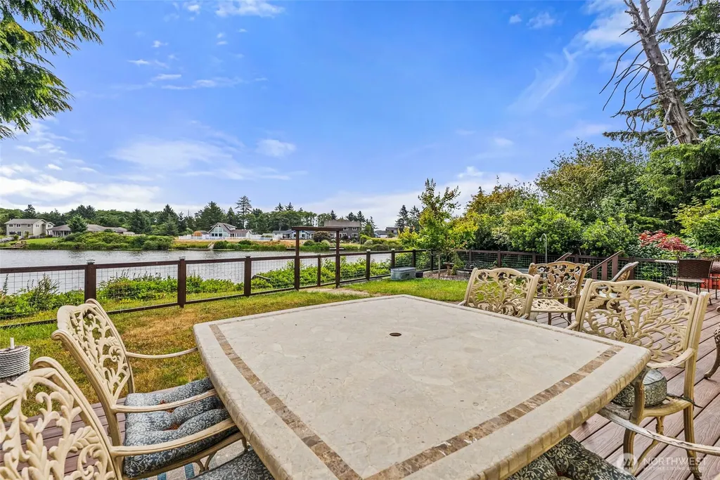 526 Sunset Avenue NE Ocean Shores WA 98569