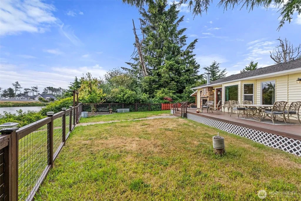 526 Sunset Avenue NE Ocean Shores WA 98569