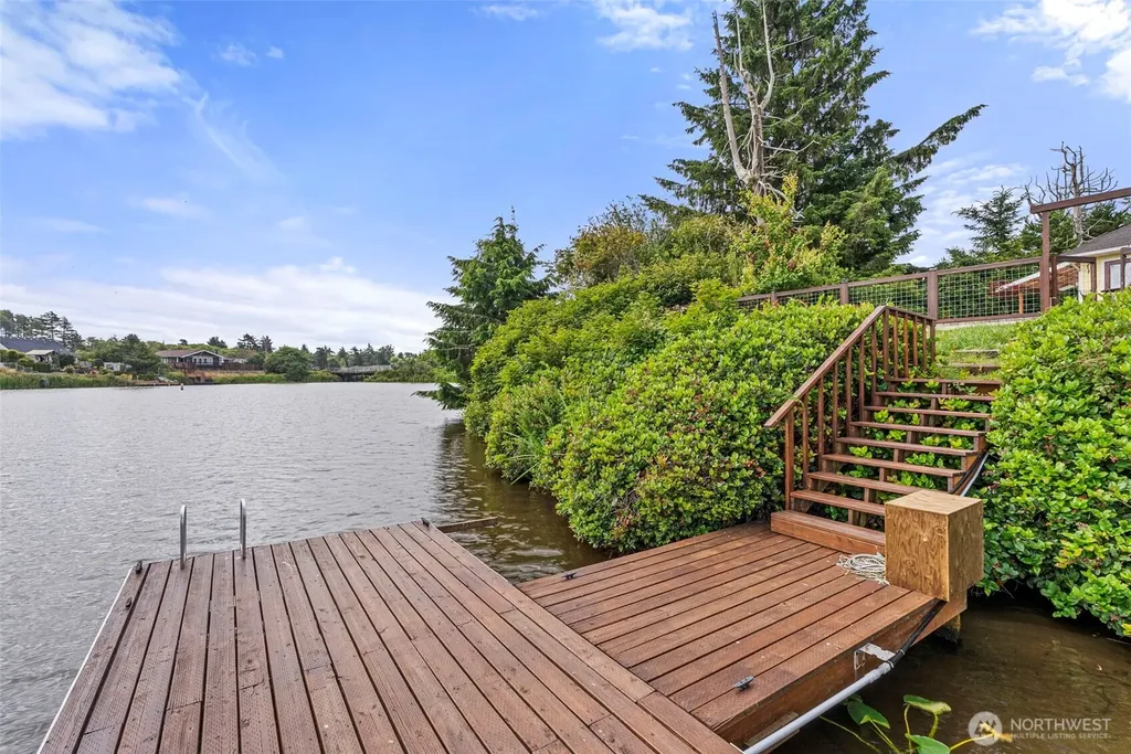 526 Sunset Avenue NE Ocean Shores WA 98569