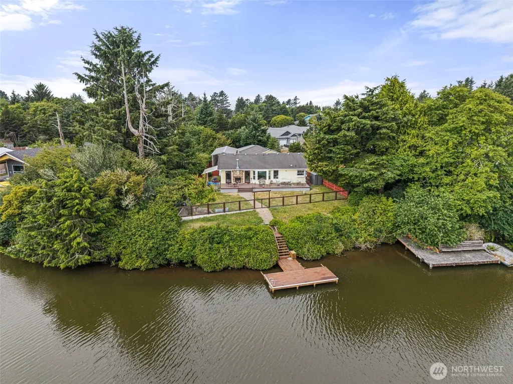 526 Sunset Avenue NE Ocean Shores WA 98569