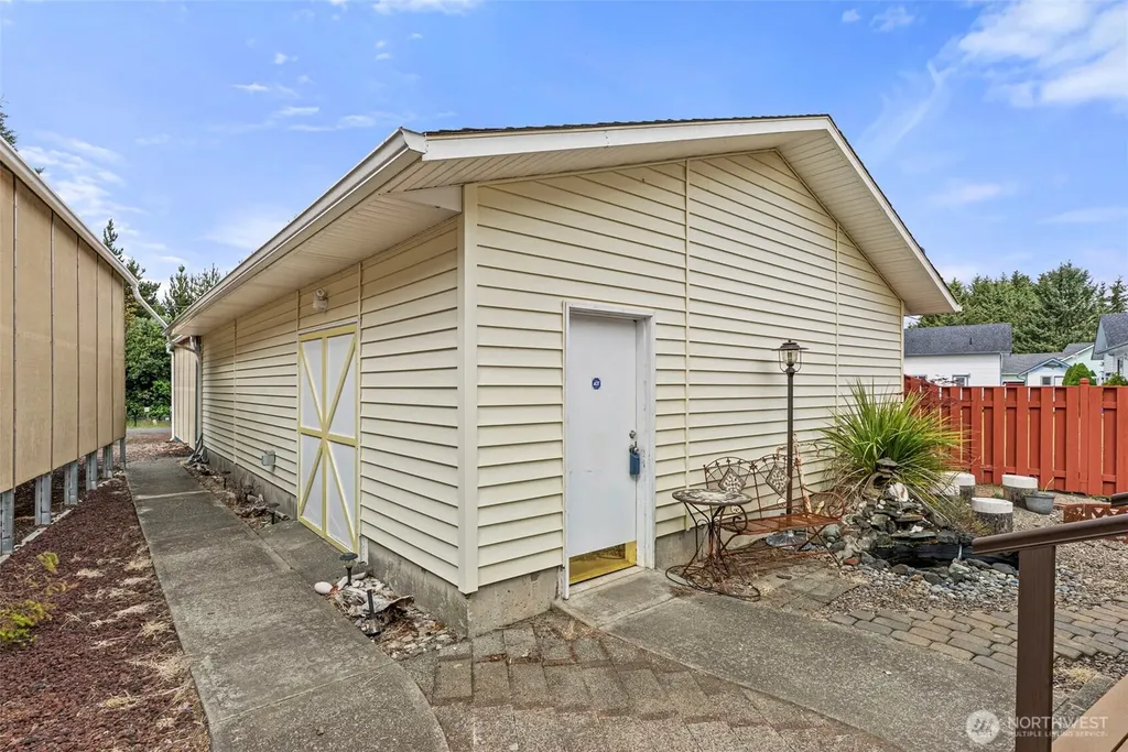 526 Sunset Avenue NE Ocean Shores WA 98569