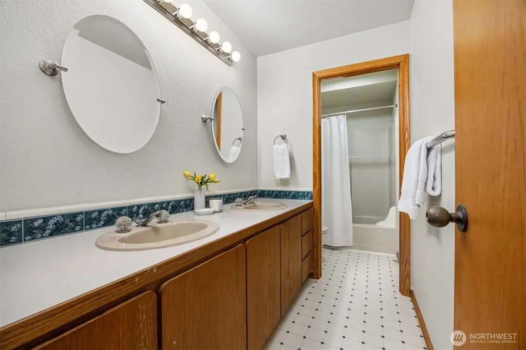24 Shorewood Drive Bellingham WA 98225