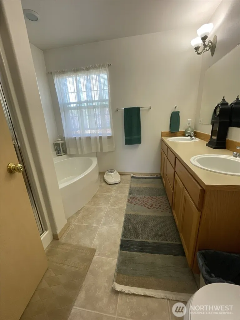 11712 10th Avenue E Tacoma WA 98445