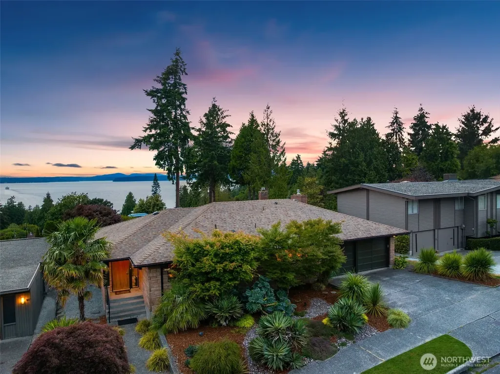 8731 Fauntlee Crest SW Seattle WA 98136