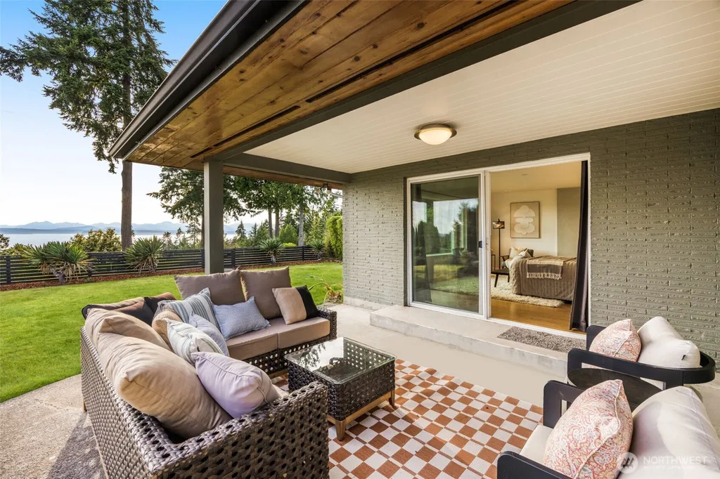 8731 Fauntlee Crest SW Seattle WA 98136