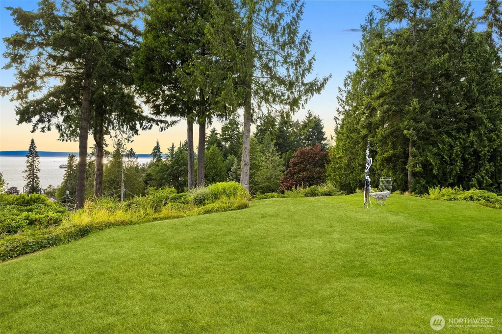 8731 Fauntlee Crest SW Seattle WA 98136