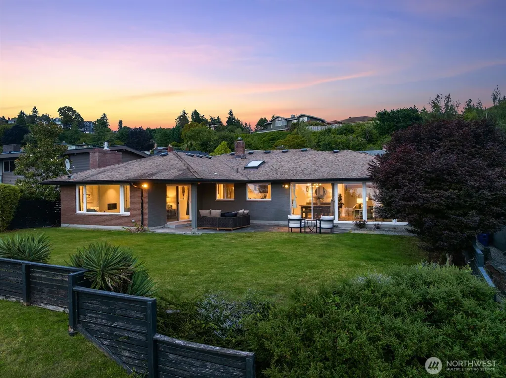 8731 Fauntlee Crest SW Seattle WA 98136