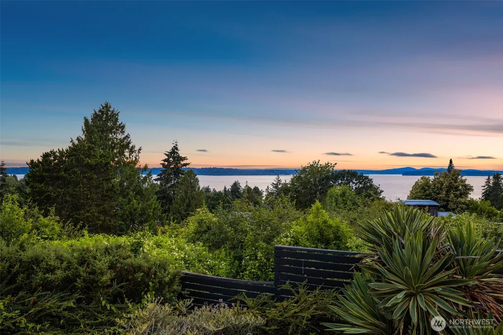 8731 Fauntlee Crest SW Seattle WA 98136