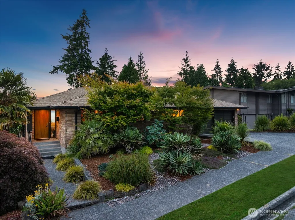 8731 Fauntlee Crest SW Seattle WA 98136