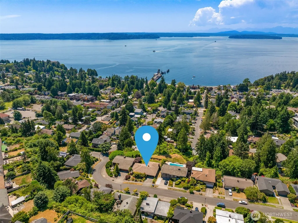 8731 Fauntlee Crest SW Seattle WA 98136