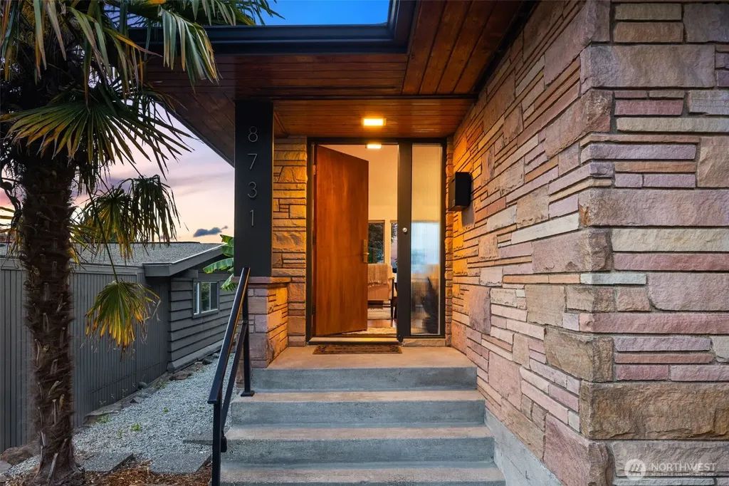 8731 Fauntlee Crest SW Seattle WA 98136