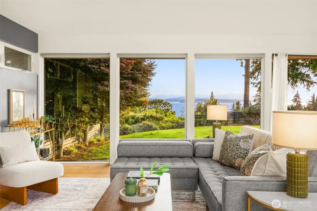 8731 Fauntlee Crest SW Seattle WA 98136