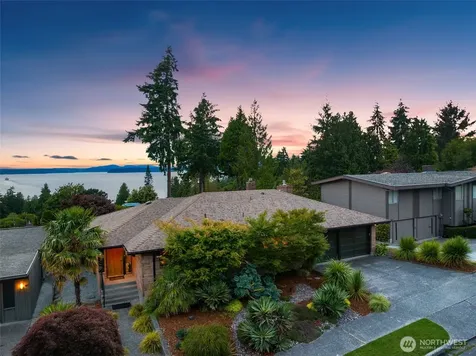 8731 Fauntlee Crest SW Seattle WA 98136
