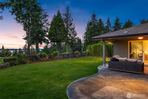 8731 Fauntlee Crest SW Seattle WA 98136