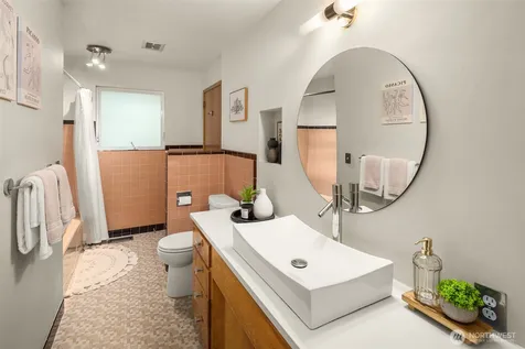 8731 Fauntlee Crest SW Seattle WA 98136