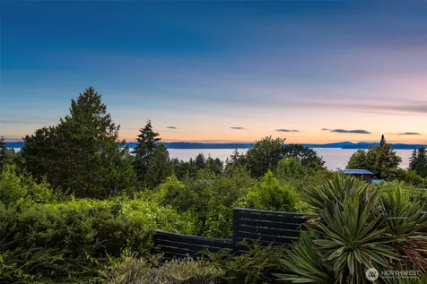 8731 Fauntlee Crest SW Seattle WA 98136