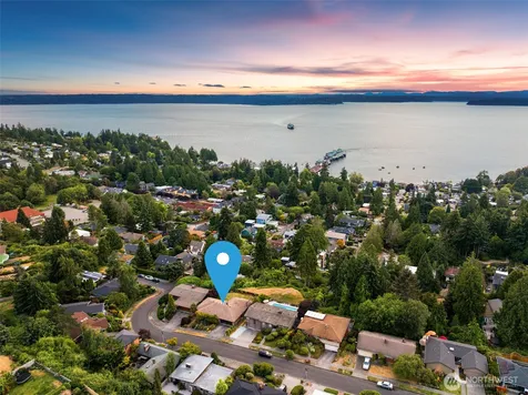 8731 Fauntlee Crest SW Seattle WA 98136