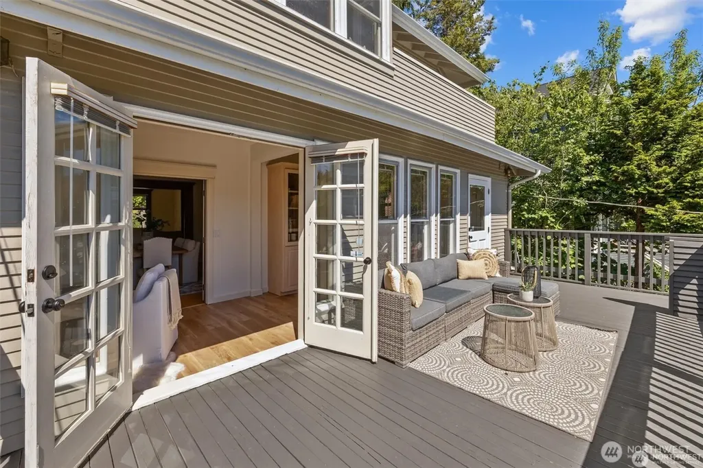 938 18th Avenue E Seattle WA 98112
