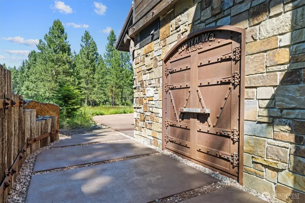 1060 Ruby King Loop Cle Elum WA 98922