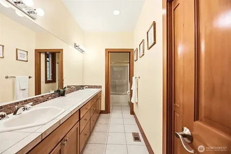 18603 E Spring Lake Drive SE Renton WA 98058