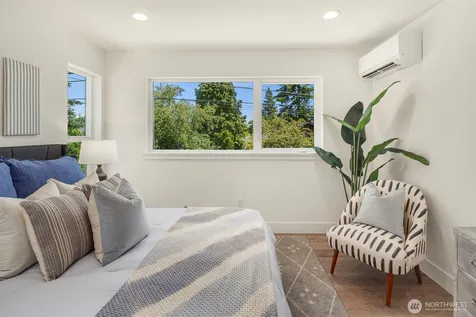 8824 32nd Avenue SW Seattle WA 98126