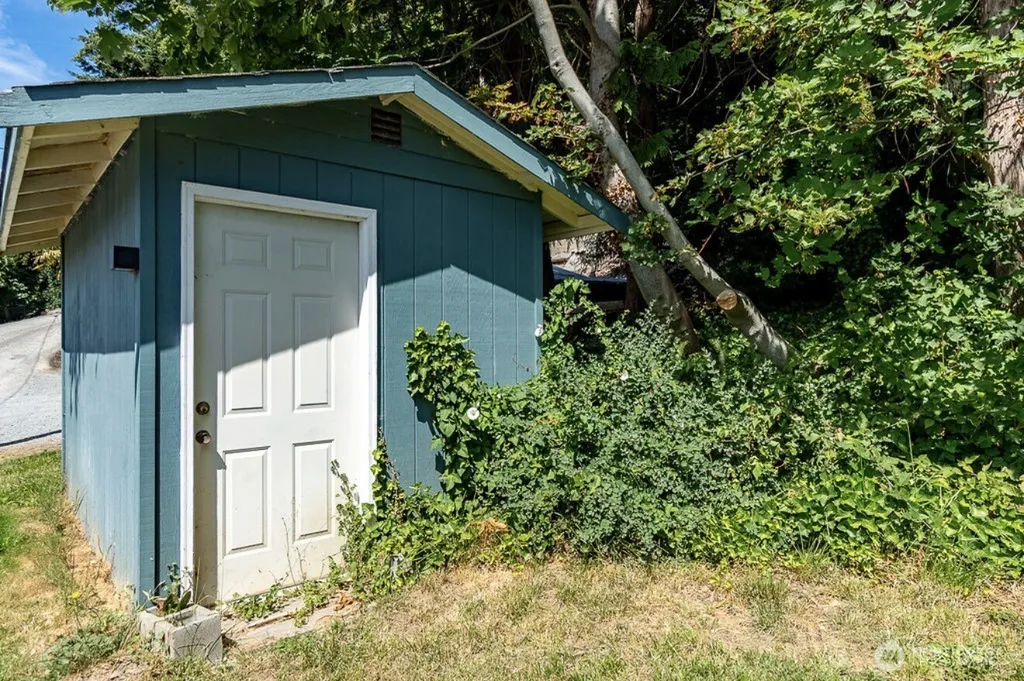 196 Edgebluff Road Camano Island WA 98282