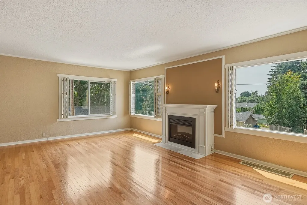 3242 36th Avenue W Seattle WA 98199