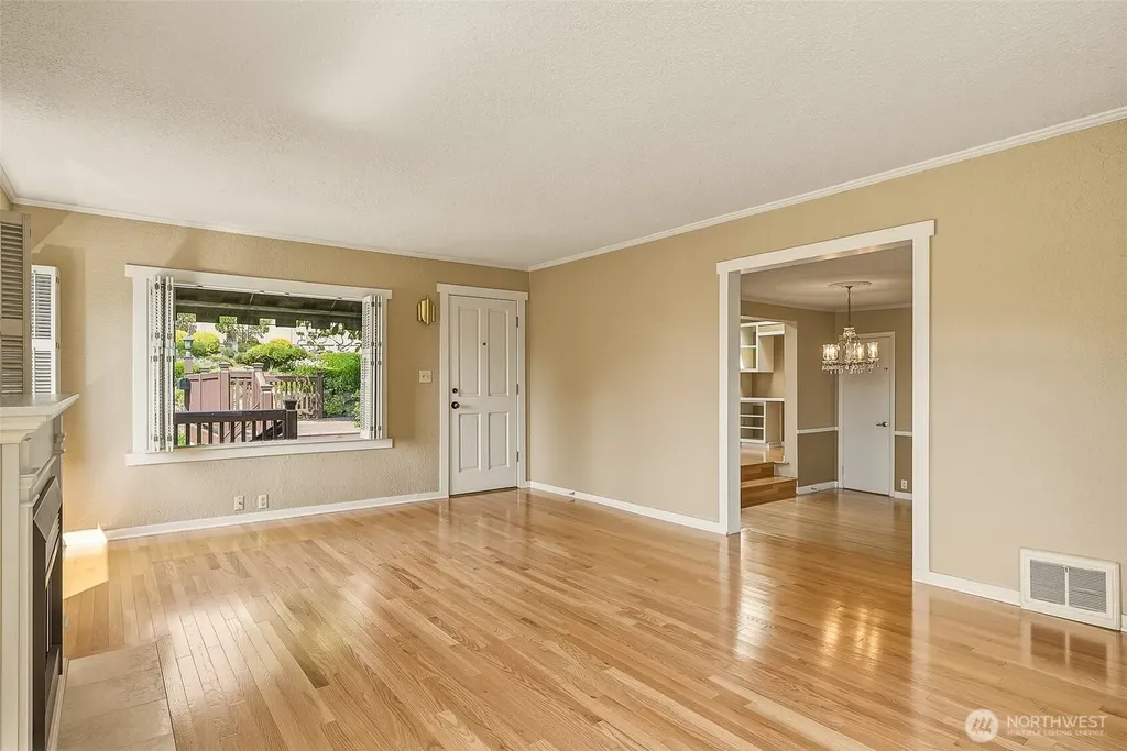3242 36th Avenue W Seattle WA 98199