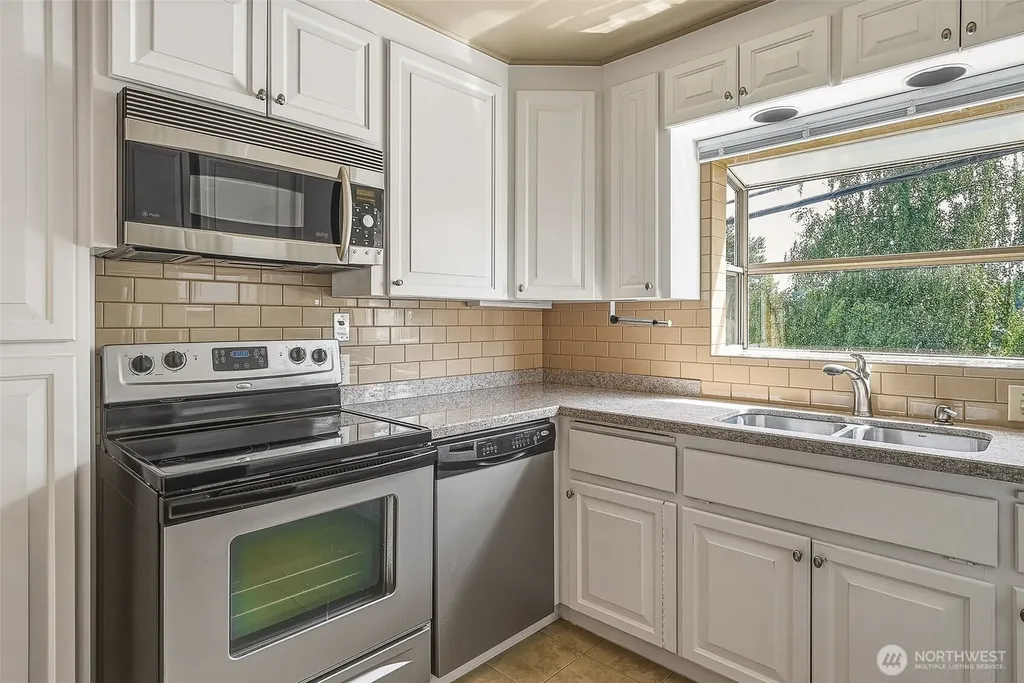 3242 36th Avenue W Seattle WA 98199
