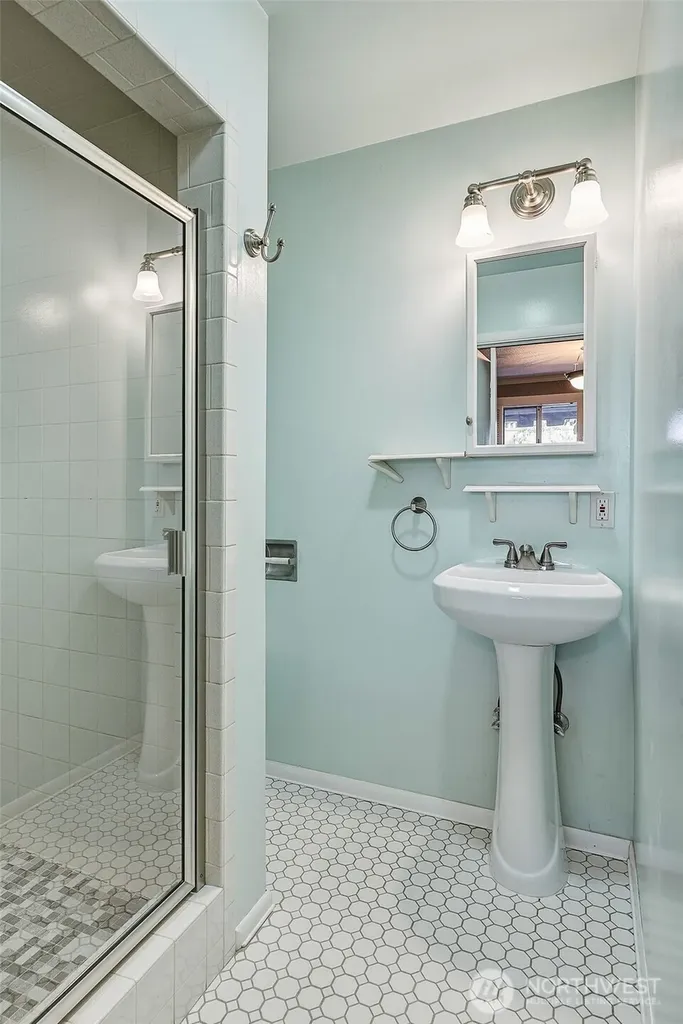 3242 36th Avenue W Seattle WA 98199