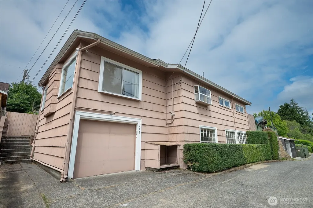 3242 36th Avenue W Seattle WA 98199