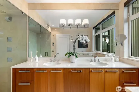 1760 N Nothlake Way Seattle WA 98103