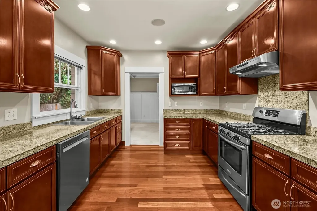 518 W Pioneer Puyallup WA 98371