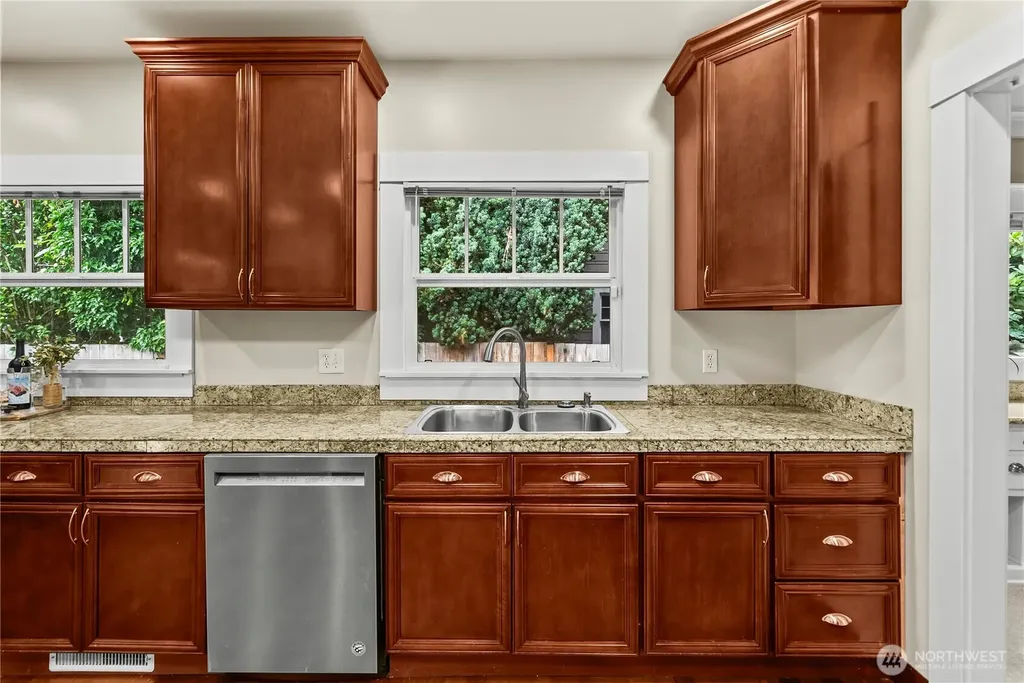 518 W Pioneer Puyallup WA 98371