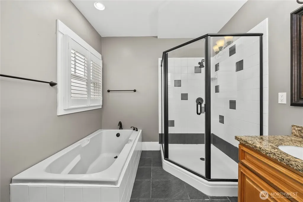 518 W Pioneer Puyallup WA 98371